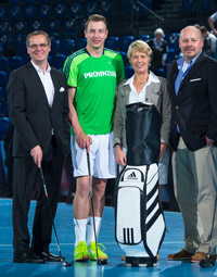 Andr&eacute; Kersch, Leiter Private Banking  Schleswig-Holstein bei dem Bankhaus Donner &  Reuschel, THW-Kapit�n Filip Jicha,  THW-Prokuristin Sabine Holdorf-Schust  und Michael J�r�, Gesch�ftsf�hrer der "Laren Consulting Real 