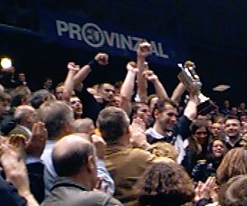 [Bild: THW mit dem Pokal]