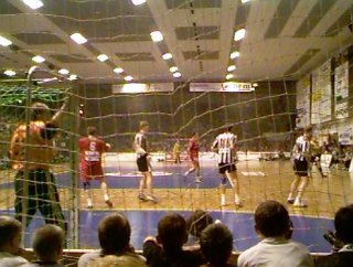 [Bild: Pumpe zeitweise im Tor]