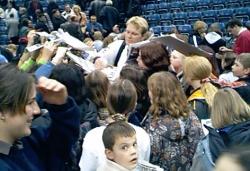 [Bild: Wolfgang Schwenke und die jungen THW-Fans]