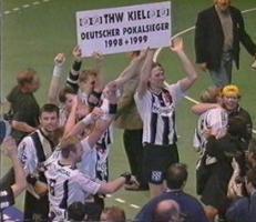 [Bild: Die Mannschaft jubelt]