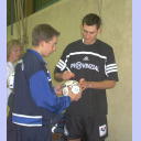 Florian schreibt erste Autogramme.