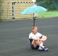 "Schirmherr"  Staffan Olsson schaut sich das Bundesliga-Geschehen zuk�nftig aus sicherer Entfernung in  Schweden an.