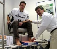 Schuhgröße 45 und in bester Verfassung. Bei seinem Kurzbesuch in Kiel ließ sich Frode Hagen schon einmal von Fußspezialist Michael Kriwat die Handballstiefel anpassen. Schuhgröße 45 und in bester Verfassung. Bei seinem Kurzbesuch in Kiel ließ sich Frode Hagen schon einmal von Fußspezialist Michael Kriwat die Handballstiefel anpassen.