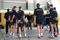 Während seine 24-stündigen Stippvisite in Kiel begrüßte Frode Hagen auch seine zukünftigen Mannschaftskameraden. Am Training allerdings nahm der Norweger nicht teil, noch war er nur zu Besuch. Während seine 24-stündigen Stippvisite in Kiel begrüßte Frode Hagen auch seine zukünftigen Mannschaftskameraden. Am Training allerdings nahm der Norweger nicht teil, noch war er nur zu Besuch.