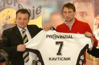 Vid Kavticnik präsentiert sein zukünftiges Trikot. Vid Kavticnik präsentiert sein zukünftiges Trikot.