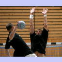 Trainingslager 2005: THW-Neuzugang Pelle Linders springt hoch zu einem Block gegen Henrik Lundstr�m (links).