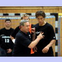 Trainingslager 2005: THW-Trainer Noka Serdarusic (Mitte) erl�utert das taktische Spiel und demonstriert an Marcus Ahlm (rechts) Abwehrarbeit.