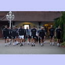 Trainingslager 2005: H�ngende K�pfe kurz nach sechs vor dem morgendlichen Waldlauf rund um den M�hlenteich.