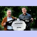 Uwe Schwenker und Alfred Gislason mit dem THW-Trikot.