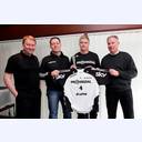 Aron Palmarsson mit seinem Vater Palmar Sigurdsson, Trainer Alfred Gislason und Manager Uwe Schwenker.