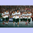 Abschied von Stefan L�vgren: Das aktuelle THW-Team im Dress der Baltic Hurricanes.