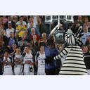 Staffan Olsson und Hein Daddel nehmen die Schale in Empfang.