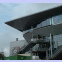 An der Seite werden noch letzte Arbeiten verrichtet.