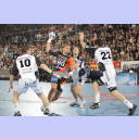 Die Kieler Deckung attackiert Hmam.