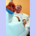 Uwe Schwenker telefoniert nach seiner Achillessehnenoperation.