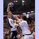 Kim Andersson wird attackiert.