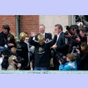 Der Meister und Pokalsieger auf dem Balkon.