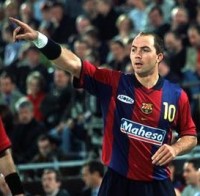 Das blau-rote Trikot hat "Deme" inzwischen ausgezogen. Das blau-rote Trikot hat "Deme" inzwischen ausgezogen.