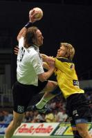 Olsson (links) sah nach einem Foul an Krebietke (rechts) die rote Karte. Olsson (links) sah nach einem Foul an Krebietke (rechts) die rote Karte.