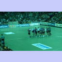 Die Teams begr�ssen sich.