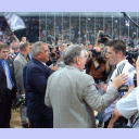 THW wird in Flensburg Meister: Kapit�n L�vgren nimmt die Meisterschale in Empfang.