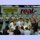 Handball-Bundesliga-Cup 2002: Kapit�n Stefan L�vgren nimmt den Siegerscheck entgegen.