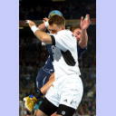 Piotr Przybecki wird von Christian Berge gestoppt.