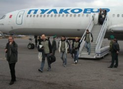 Geschafft. Adrian Wagner (Mitte) steigt nach viereinhalb Stunden erleichtert aus dem Flieger, der sicher in Astrachan gelandet ist. Geschafft. Adrian Wagner (Mitte) steigt nach viereinhalb Stunden erleichtert aus dem Flieger, der sicher in Astrachan gelandet ist.