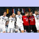 Die Mannschaft jubelt.