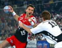 Piotr Przybecki traf in der Ostseehalle f�r Nordhorn zehn Mal.