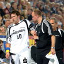 Schrecksekunde: Die chronische Adduktorenzerrung macht sich bei L�we wieder bemerkbar.