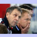 Flensburgs Trainer Kent-Harry Andersson und SG-Gesch�ftsf�hrer Thorsten Storm sitzen nebeneinander auf der Bank.