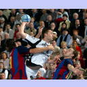 Frode Hagen wird von Laslo Nagy und Fernando Hernandez attackiert.