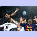 Barcelonas Laslo Nagy wird von Frode Hagen und Martin Boquist attackiert, findet aber dennoch das Anspiel auf seinen Mitspieler Luka Zvizej.