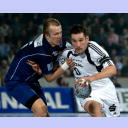 THW-Kapit�n Stefan L�vgren im packenden Zweikampf mit Jacek Bedzikowski.