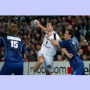 Frode Hagen wird von Einar Holmgeirsson attackiert. Im Vordergrund J�rg Kunze.