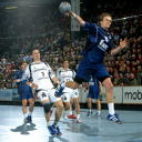 Gro�wallstadts Jacek Bezdikowski beendet einen Tempogegensto� mit einem Sprungwurf. Im Hintergrund Sebastian Prei� und Marcus Ahlm.