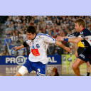 Montpelliers Nikola Karabatic kann nicht von S�ren Stryger gestoppt werden.