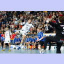 Adrian Wagner fliegt zum Torwurf heran.