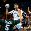 Frode Hagen �berspringt die G�ppinger Abwehr mit Dragos Oprea.