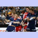 2. Halbfinale: Flensburg gegen Nordhorn: Flensburgs Blazenko Lackovic wird von Holger Glandorf gestoppt. Rechts klammert Iwan Ursic Flensburgs Kreisl�ufer Johnny Jensen.