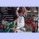 Wetzlars Nebojsa Golic im Zweikampf mit Marcus Ahlm.