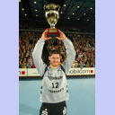 THW-Torh�ter Henning Fritz pr�sentiert die  Troph�e zur Wahl zum Welthandballer des Jahres 2004.