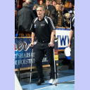 THW-Trainer Noka Serdarusic l�uft nach seinem Archillessehnen-Abriss an Gehhilfen durch die Ostseehalle.