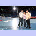 THW-Neuzugang Vid Kavticnik, Freundin Dejana Stevanovic und Manager Sascha Bratic.