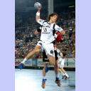 Marcus Ahlm setzt sich sprunggewaltig gegen die Essener Abwehr durch und wirft auf das Tor.