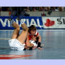 Marcus Ahlm liegt am Boden, �ber ihm der Essener Gudjon Valur Sigurdsson.