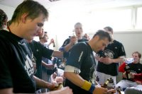 Die Zebras: Erschöpft aber glücklich in der Kabine. Die Zebras: Erschöpft aber glücklich in der Kabine.