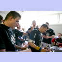 Geschafft! Durcheinander in der THW-Kabine nach dem Sieg. Martin Boquist, Kapit�n Stefan L�vgren, Sebastian Prei�, Mattias Andersson.